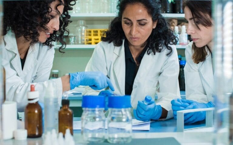 Female chemical engineers working in a lab, role model concept